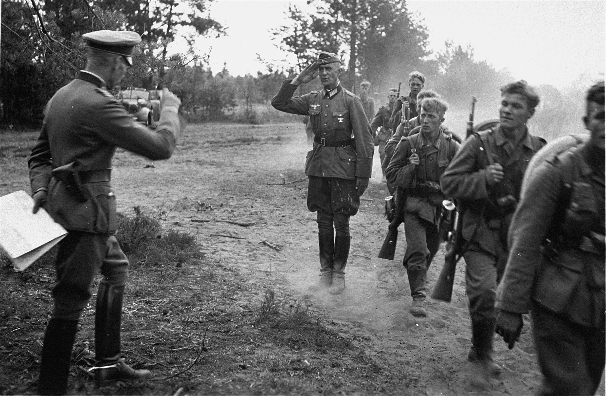 В августе немцы вышли на подступы. Солдаты вермахта 22 июня 1941. Немецкие солдаты 1941 года Барбаросса. Солдаты вермахта лето 1941.